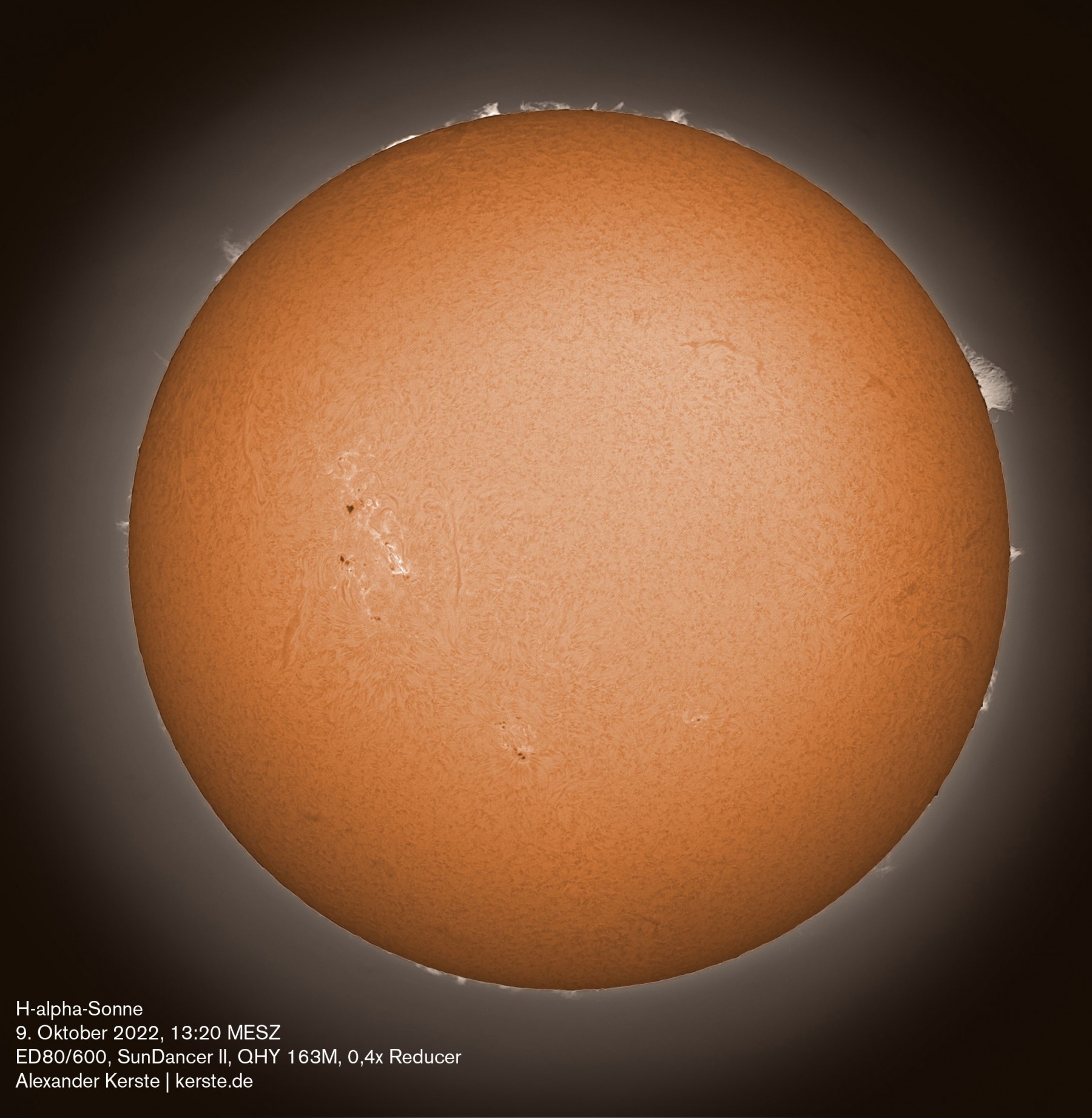 Application: 2000 images each for solar disk and prominences, 25% used, stacked in AutoStackert!, wavelets in Registax, colorized in Affinity Photo and combined in Photoshop.